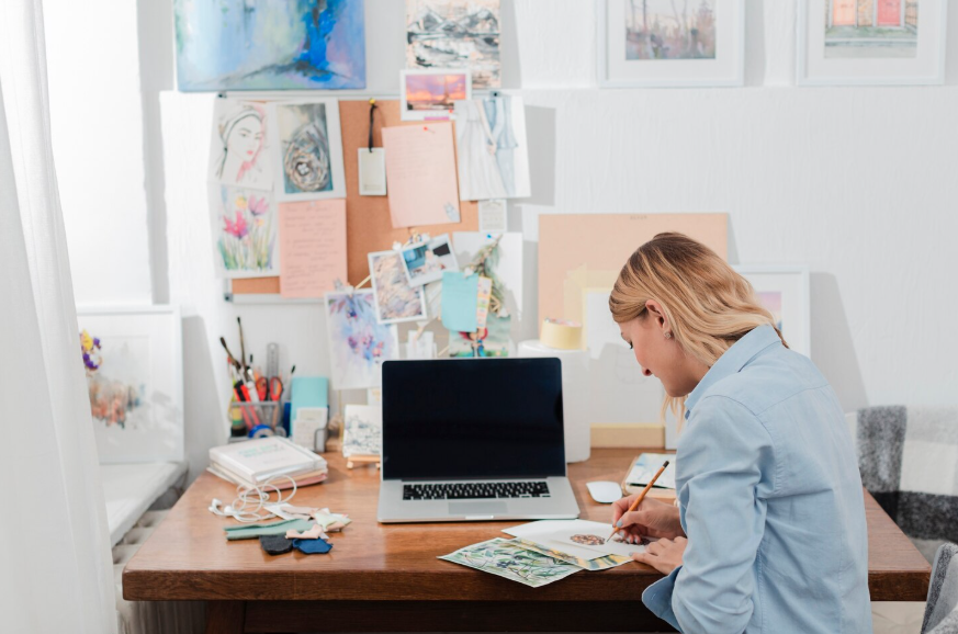Woman sketching in a creative studio to show the habits of creative people through curiosity and practice.