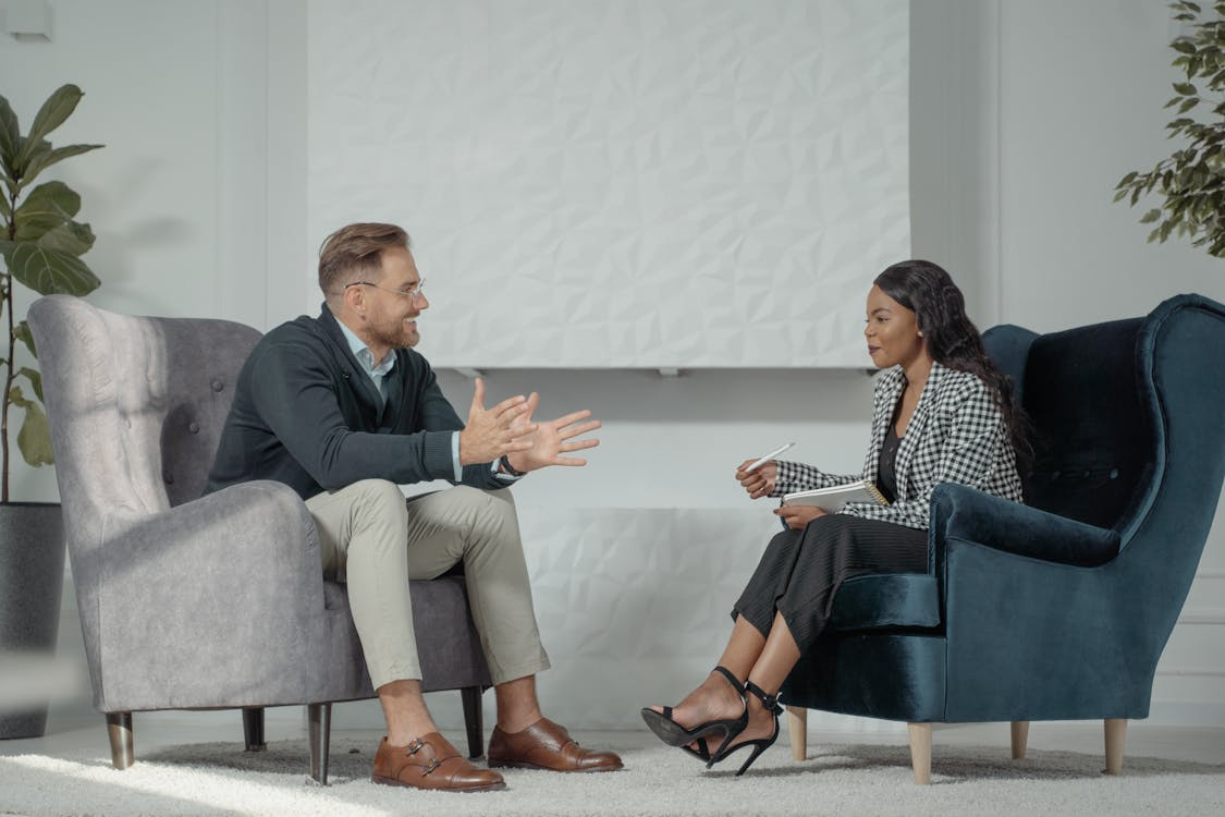 Two people having a thoughtful discussion, asking the right questions for better conversations.
